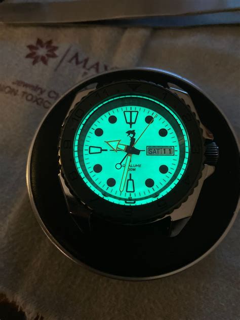 what makes watch hands glow